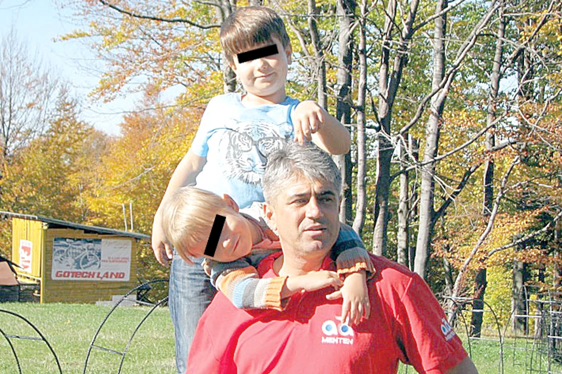 Ioan Radu Sărmăşag şi cei doi copii: Ianis (sus) şi Kevin