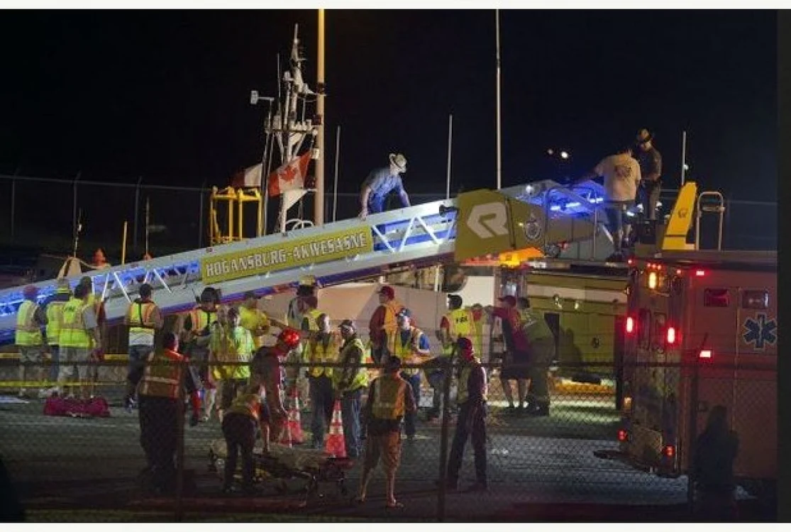 Persoane care au intervenit pentru preluarea pasagerilor vasului. FOTO Western Morning News