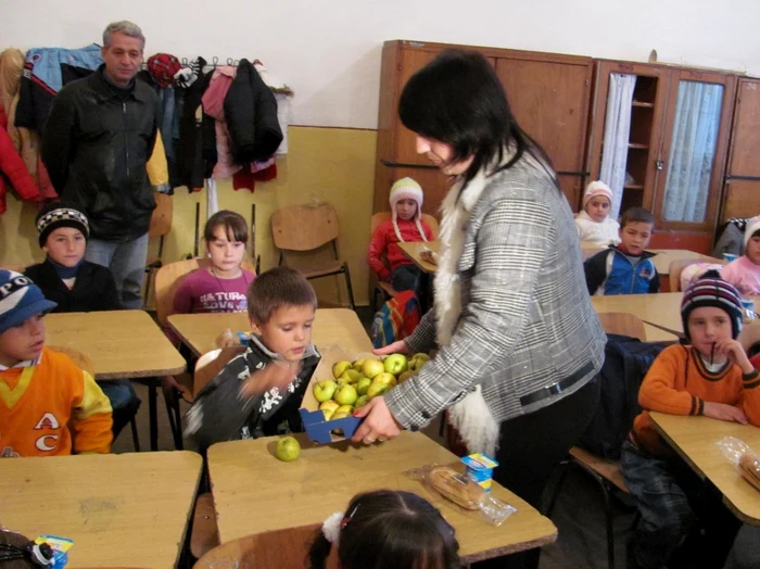 Elevii sibieni vor primi mere din 10 februarie - Foto Arhiva Adevărul