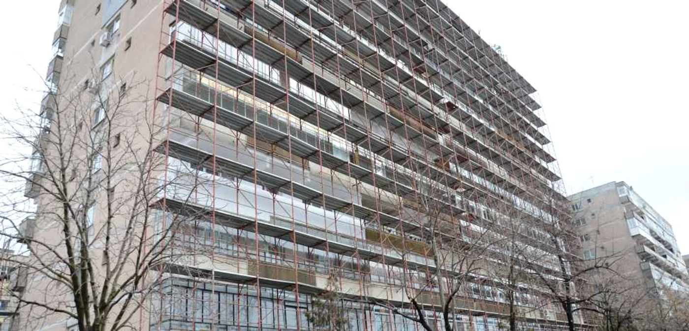 Lucrările au început la mai multe blocuri din cartierele Nord şi Vest Foto: Alex Policală