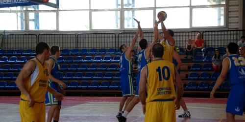 Alin Guţă (la minge) este cel mai experimentat baschetbalist al CSS-ului