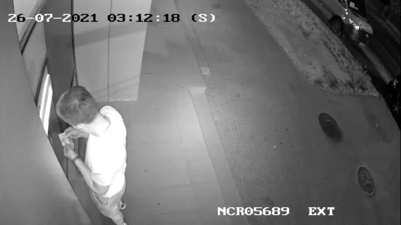 Suspect într-un caz de furt din Sibiu surprins pe camerele de luat vederi ale unui bancomat Foto Poliţia Sibiu