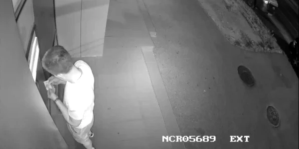 Suspect într-un caz de furt din Sibiu surprins pe camerele de luat vederi ale unui bancomat Foto Poliţia Sibiu