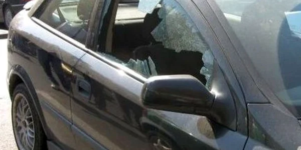 Dimineaţa, victimele hoţului din Girov îşi găseau geamurile maşinilor sparte
