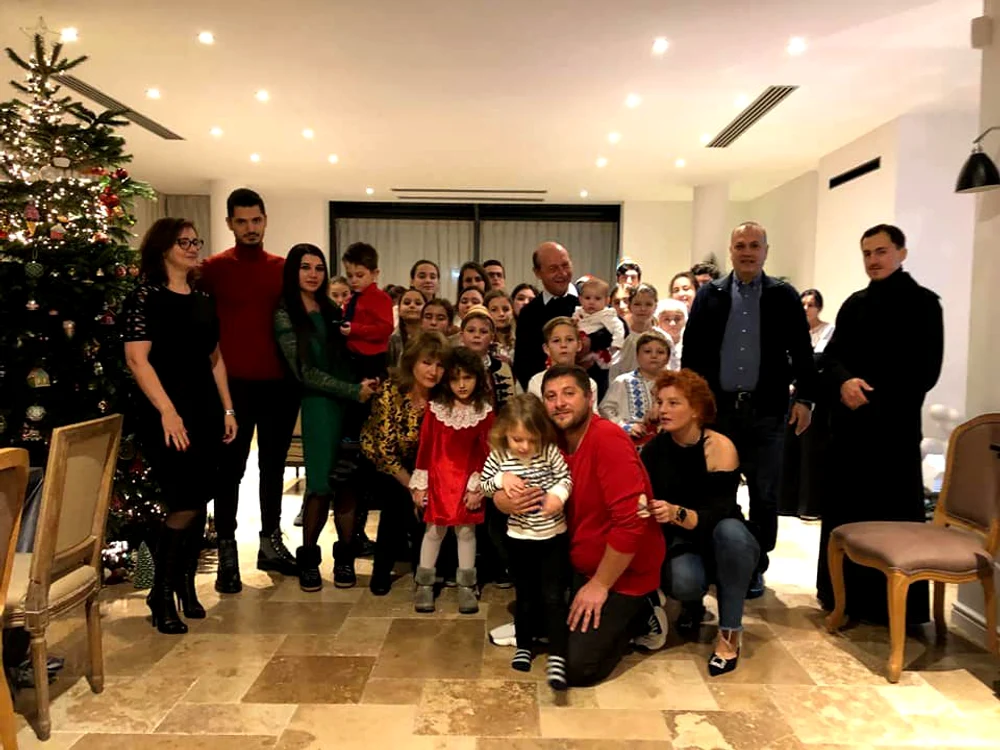 
    Traian Băsescu este extrem de fericit lângă nepoțifoto: arhiva personală  
