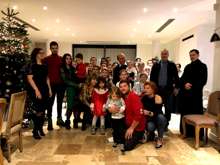 
    Traian Băsescu este extrem de fericit lângă nepoțifoto: arhiva personală  