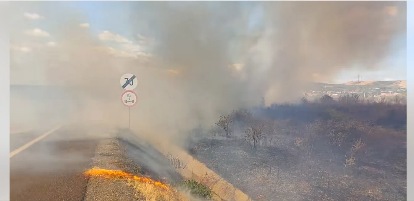 Trafic blocat pe centura Severinului după un incendiu de vegetație. 