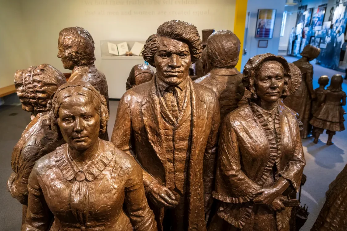 Monument la Seneca Falls, locul unde a început lupta pentru drepturile femeilor. FOTO: NPS