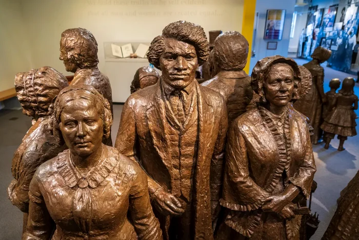 Monument la Seneca Falls, locul unde a început lupta pentru drepturile femeilor. FOTO: NPS