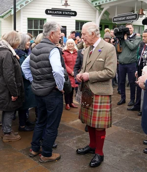 Regele Charles în Ballater, Scoția