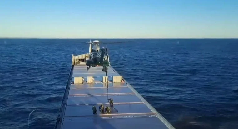 Operațiune spectaculoasă în Marea Baltică: o navă cu echipaj rus, oprită în forță după tăierea cablurilor submarine. Finlandezii au descins din elicopter