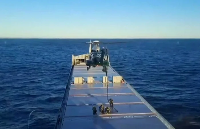VIDEO Operațiune spectaculoasă în Marea Baltică: o navă cu echipaj rus, oprită în forță după tăierea cablurilor submarine. Finlandezii au descins din elicopter