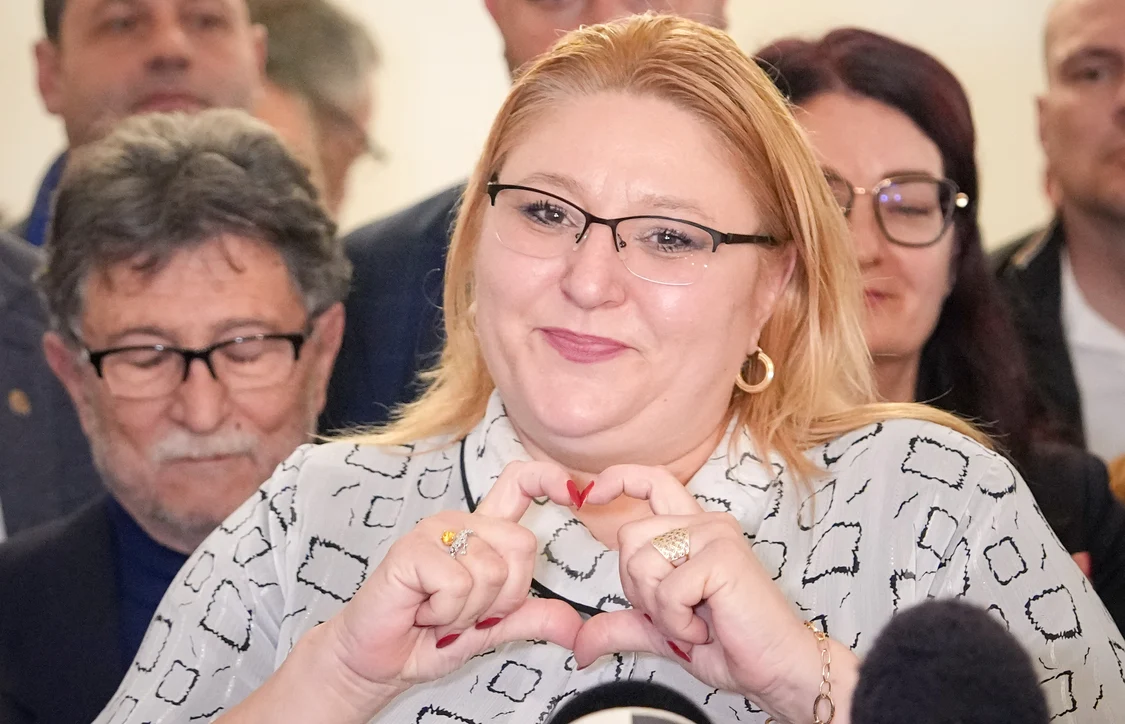 Șoșoacă, la plimbare într-o decapotabilă și cu ochelari Gucci / foto: arhiva Click!