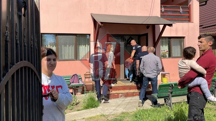Tânăra a fost evacuată din casa părintească FOTO: bzi.ro