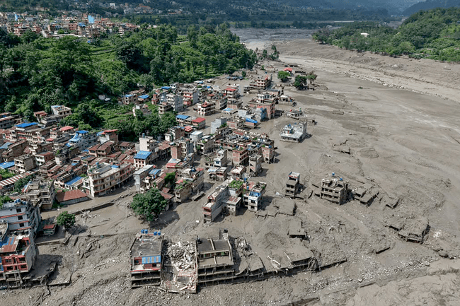 Un director a evacuat 900 de elevi cu câteva minute înainte de dezastrul din Nepal