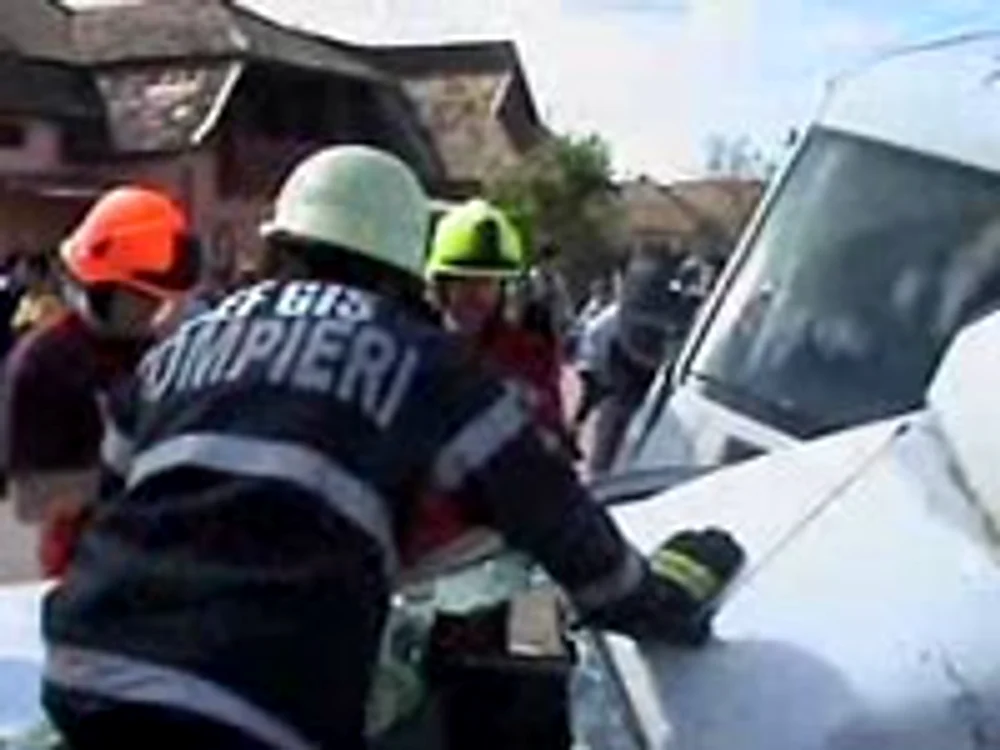 
    Şoferul de 23 de ani a scăpat betoniera de sub control  