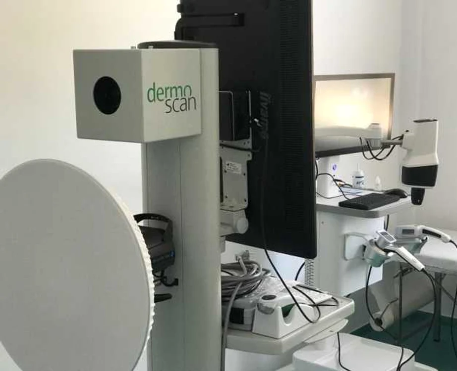 Aparatul medical folosit pentru detectarea cancerului de piele Foto: CJ Galaţi