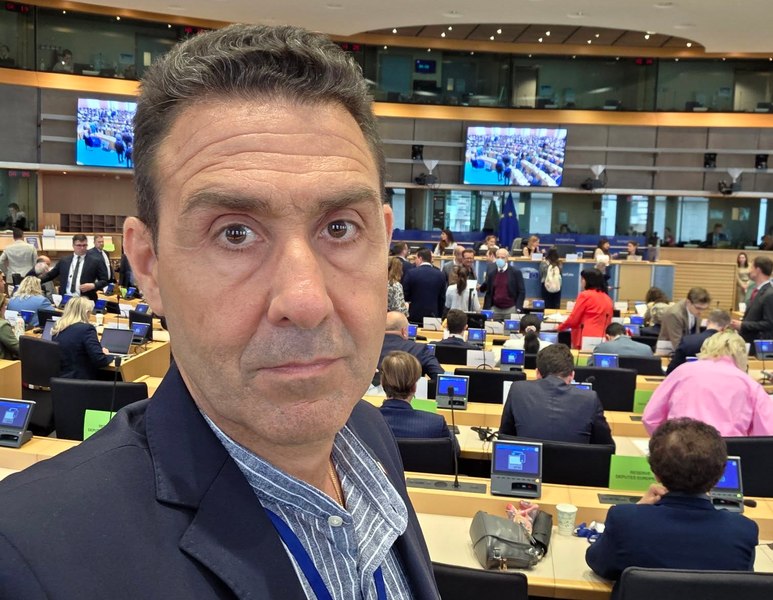 Giorgia Meloni are un nou rival în propria tabără. Cine este fostul general care agită dreapta italiană şi este căsătorit cu o româncă