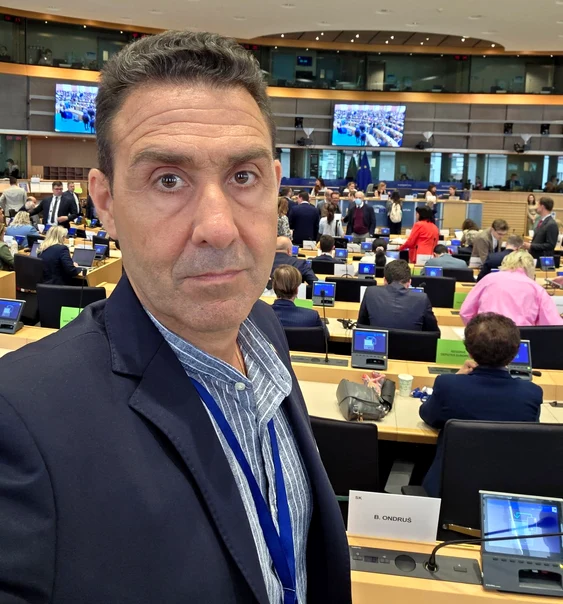 Fostul general Roberto Vannacci  le suflă în ceafă Giorgiei Meloni şi lui Matteo Salvini.