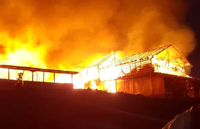 Incendiu violent la o fermă de vaci din Argeş. Flăcările se manifestă pe mai mult de 500 de metri pătraţi