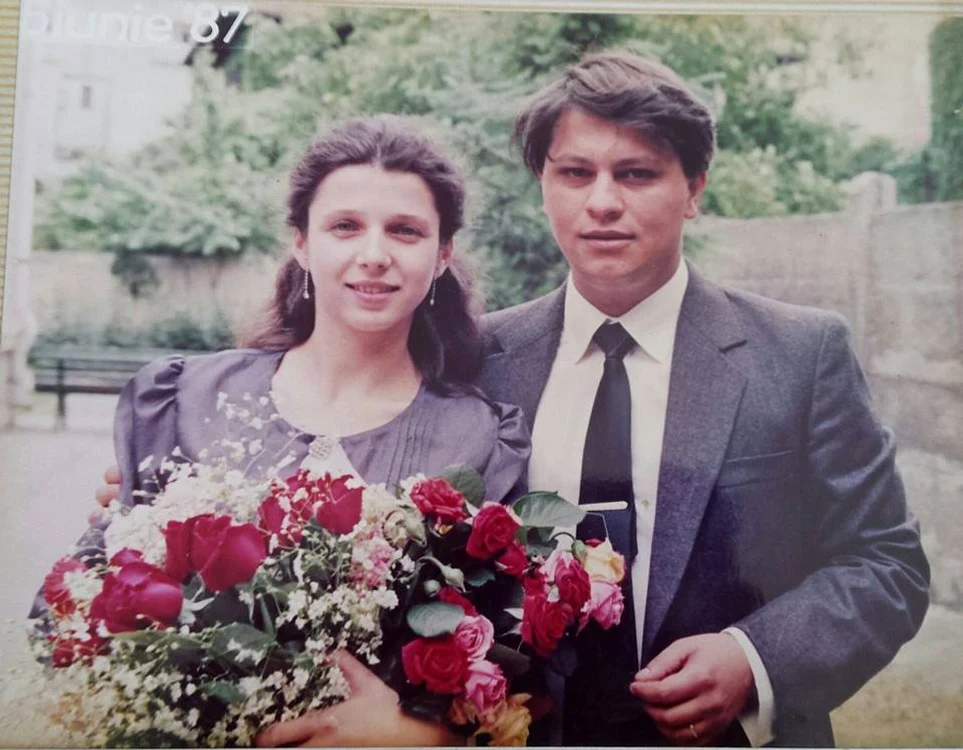 Valentin Nicolau și soția sa, Ana, au împlinit 27 de ani de căsnicie în vara lui 2014. Cu această ocazie, scriitorul a publicat pe Facebook o imagine cu el și soția, din tinerețe