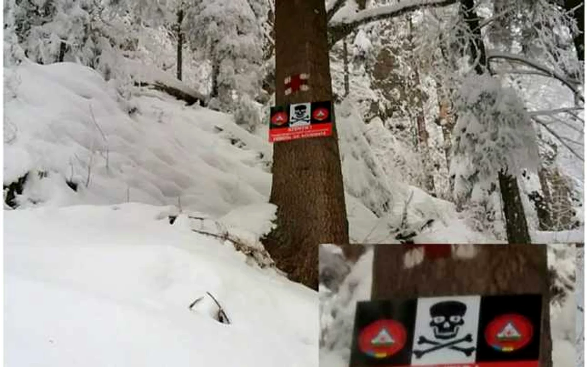 Pe traseul Duruitoarea - Dochia au fost instalate panouri de avertizare FOTO: Salvamont Neamţ