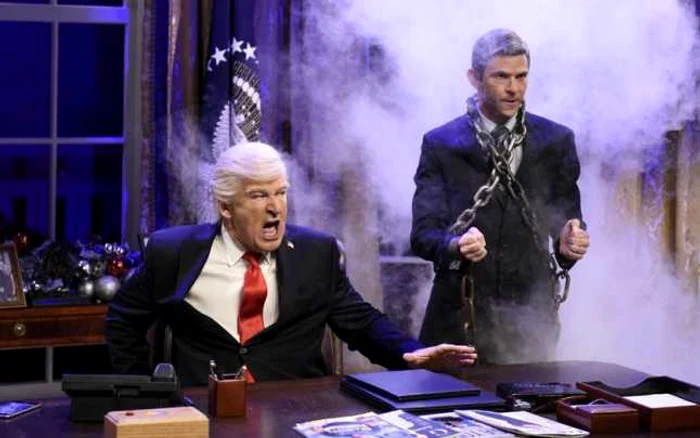 Donald Trump, în interpretarea lui Alec Baldwin, şi Michael Flynn, consilierul pe problemele de securitate FOTO Will Heath/NBC