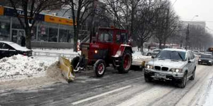 Primăria nu poate curăţa străzile cu maşini în trafic