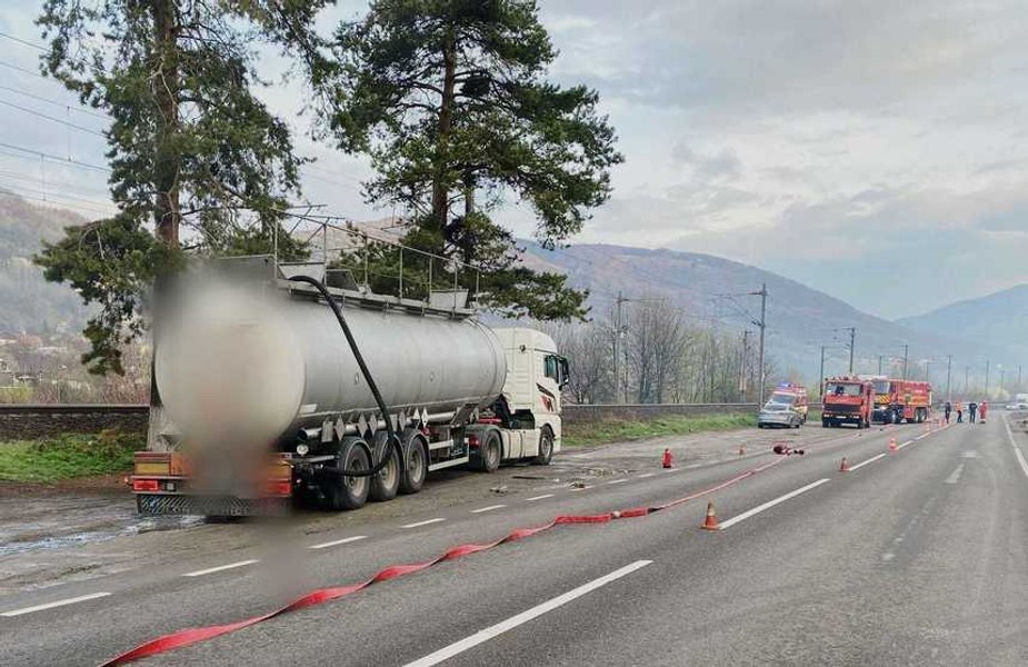 DN 1, blocat la Comarnic din cauza unor scurgeri de acid sulfuric. Populația din zonă este evacuată