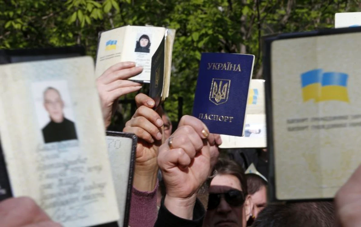 
    Locuitorii din Doneţk au luat cu asalt secţiile de votare. (Foto: Reuters)  
