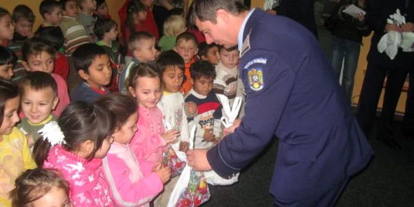 Polițiștii îi așteaptă pe micuți la Ziua porților deschise