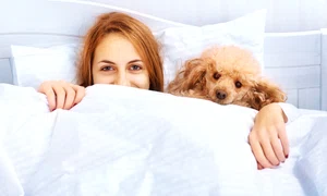 1 femeie in pat cu catelul shutterstock 348216401 jpg jpeg