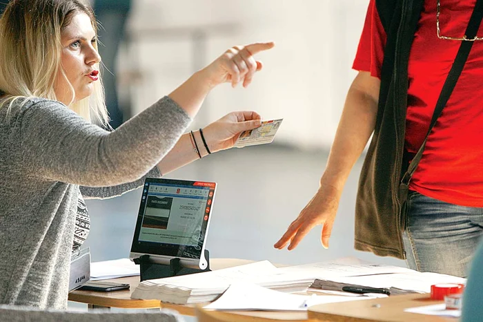 Fiecare secţie de votare a avut câte un operator de calculator