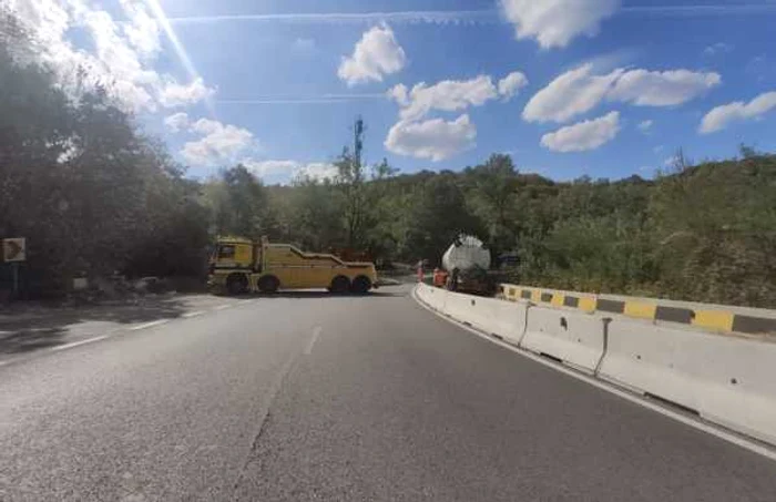 Traficul între Piteşti şi Râmnicu Vâlcea blocat total pe Dealul Negru - DN7 după ce un TIR a rămas înţepenit între parapeţi Foto Adevărul