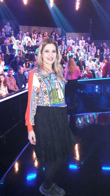 Burtica Amaliei se întrezărește printre hainele lărguțe