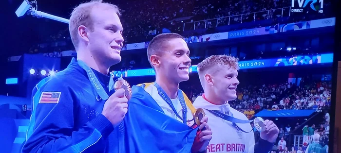 David Popovici, alături de învinșii săi din proba de 200 metri liber. Captură TVR1