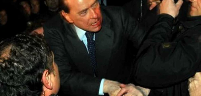 Silvio Berlusconi a fost lovit cu pumnul în faţă