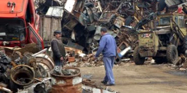 Hunedoara: Hoţii de fier vechi au lăsat Hunedoara fără capace de canal