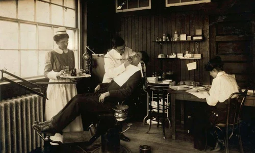 De la plombele cu garanție pe viață la înființarea Facultății de Medicină Dentară – scurtă incursiune prin istoria stomatologiei românești jpeg