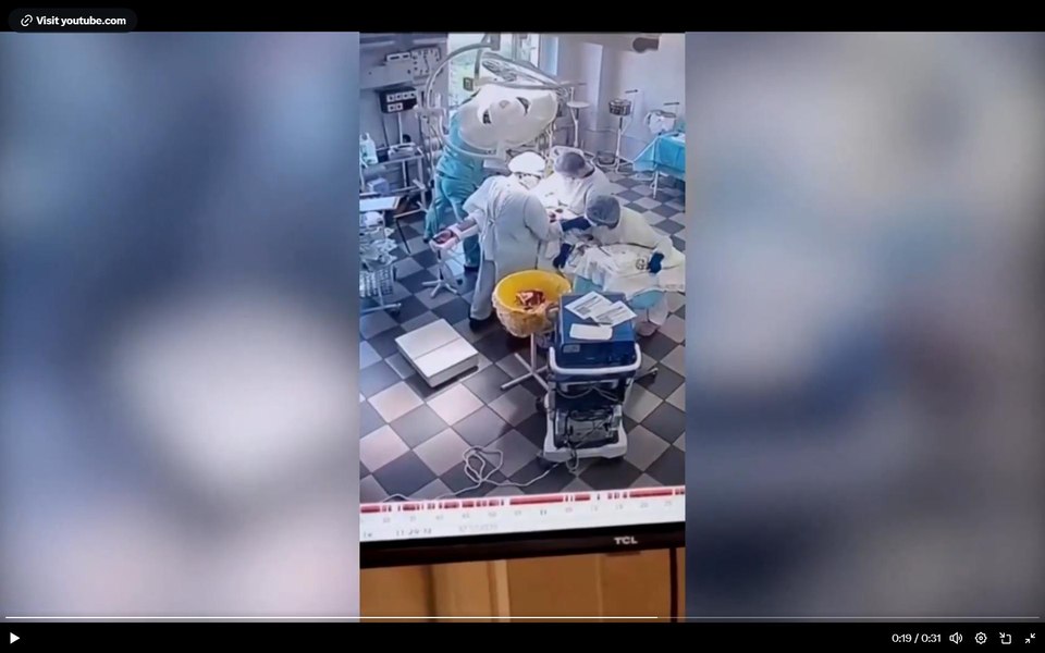 Imagini incredibile cu o echipă de chirurgi ruși care operează în timpul cutremurului de 8,8 grade din Kamceatka
