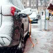 Incarcare masina electrica iarna FOTO Shutterstock 