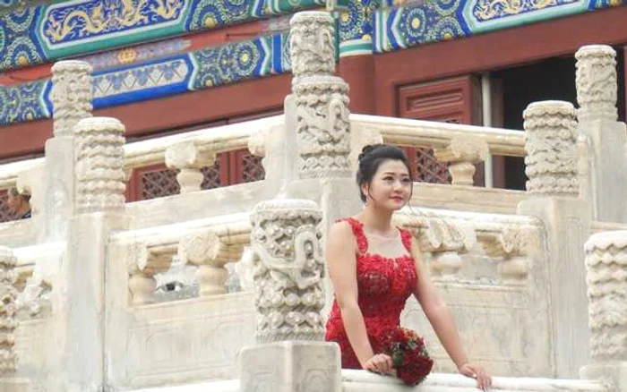 Tânără fotografiată de scriitorul român în China FOTO Facebook/ Liviu Ioan Stoiciu