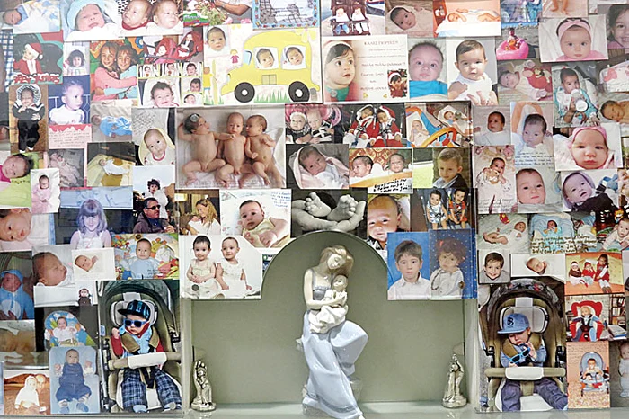 Pereții clinicii din Atena sunt tapetați cu fotografiile a peste 29.000 de copii născuți in vitro