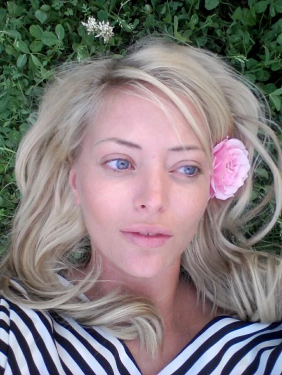 
    Delia colecţionează, de ani buni, parfumuriSursă foto: arhivă personală  