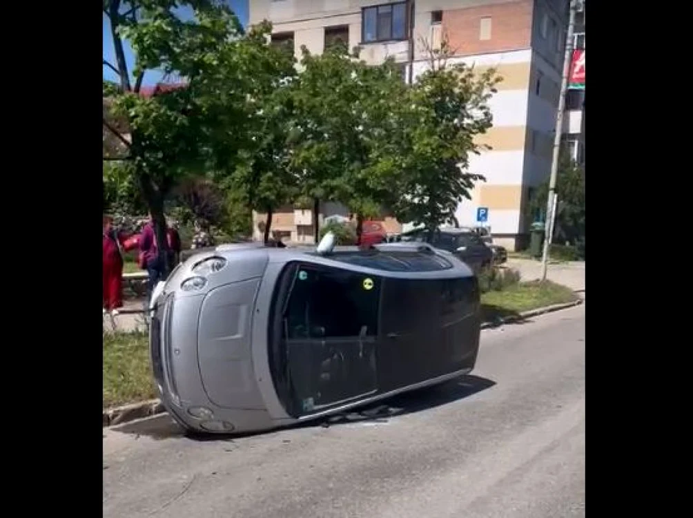 Maşina a izbit bordura şi s-a răsturnat. Foto IPJ Argeş
