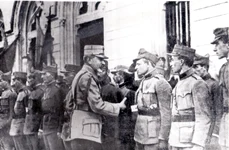 Gl. Constantin Prezan primeste în gara Iași ofițerii primului Batalion de voluntari ardeleni, 7 iunie 1917 (© Colecțiile Muzeului Militar Național „Regele Ferdinand I”)