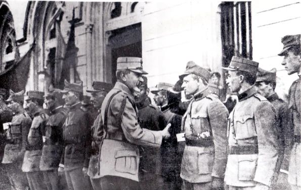 Gl. Constantin Prezan primeste în gara Iași ofițerii primului Batalion de voluntari ardeleni, 7 iunie 1917 (© Colecțiile Muzeului Militar Național „Regele Ferdinand I”)