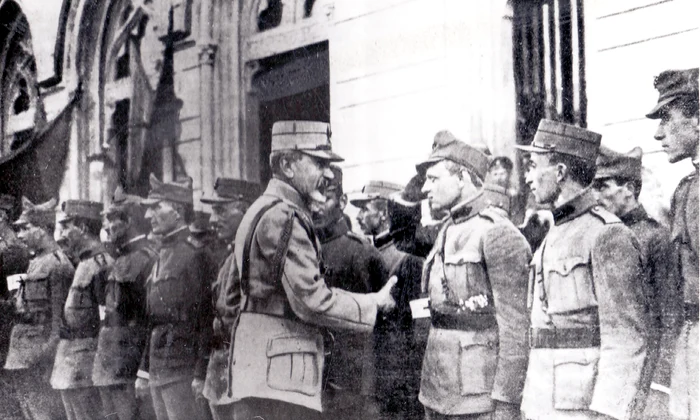 Gl. Constantin Prezan primeste în gara Iași ofițerii primului Batalion de voluntari ardeleni, 7 iunie 1917 (© Colecțiile Muzeului Militar Național „Regele Ferdinand I”)