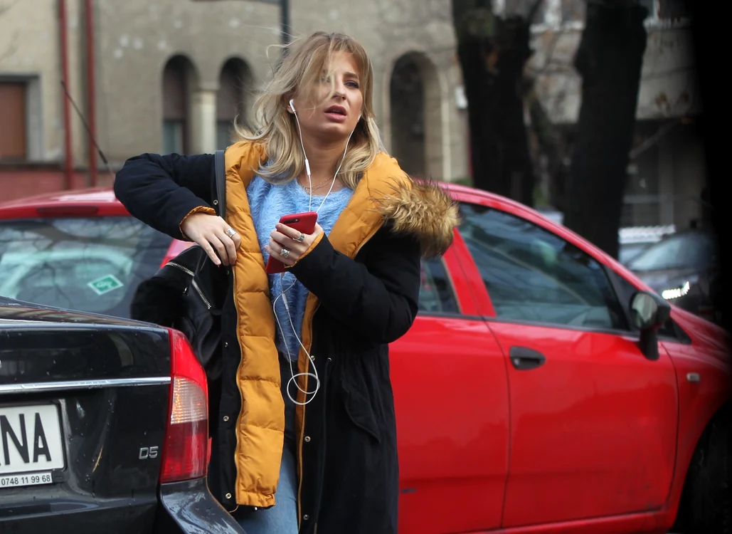 
    Ana Baniciu a avut probleme cu pantalonii în zăpadă și nu a avut grijă să nu se murdăreascăFoto Click! Mihai Ionescu  