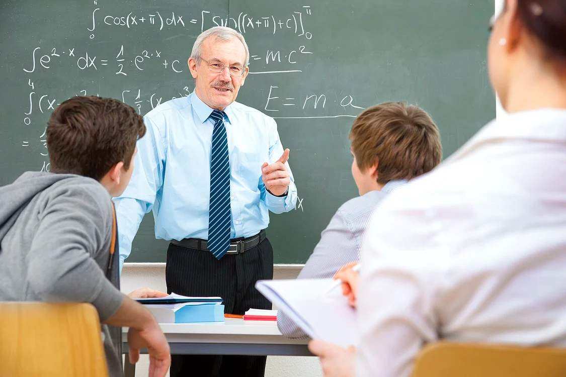 Un profesor predă elevilor